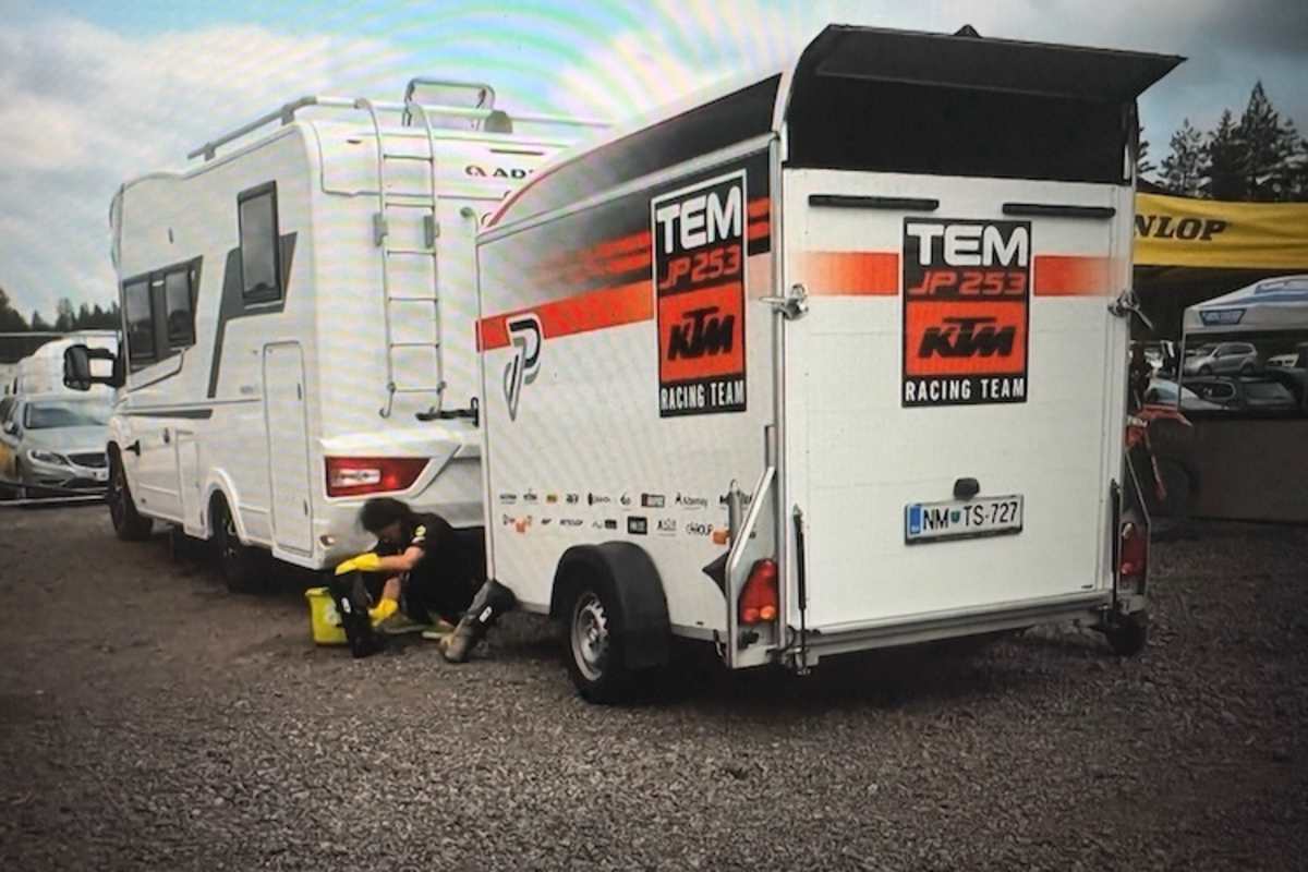 Wohnmobil und Anhänger von Jan Pancar