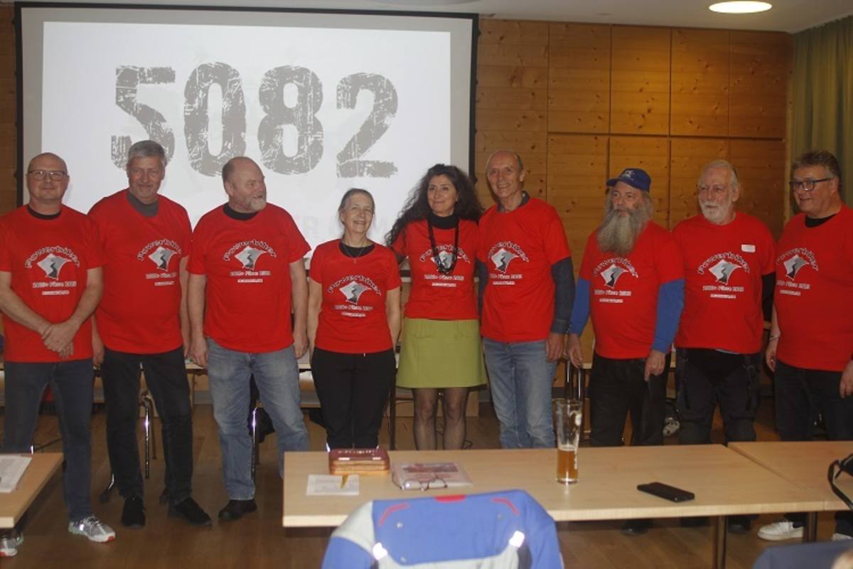 Am Jahrestreffen zogen sich sieben Fahrer und zwei Fahrerinnen, die 2023 mehr als 1000 Pässe gefahren sind, ihr Powerbiker-T-Shirt über 