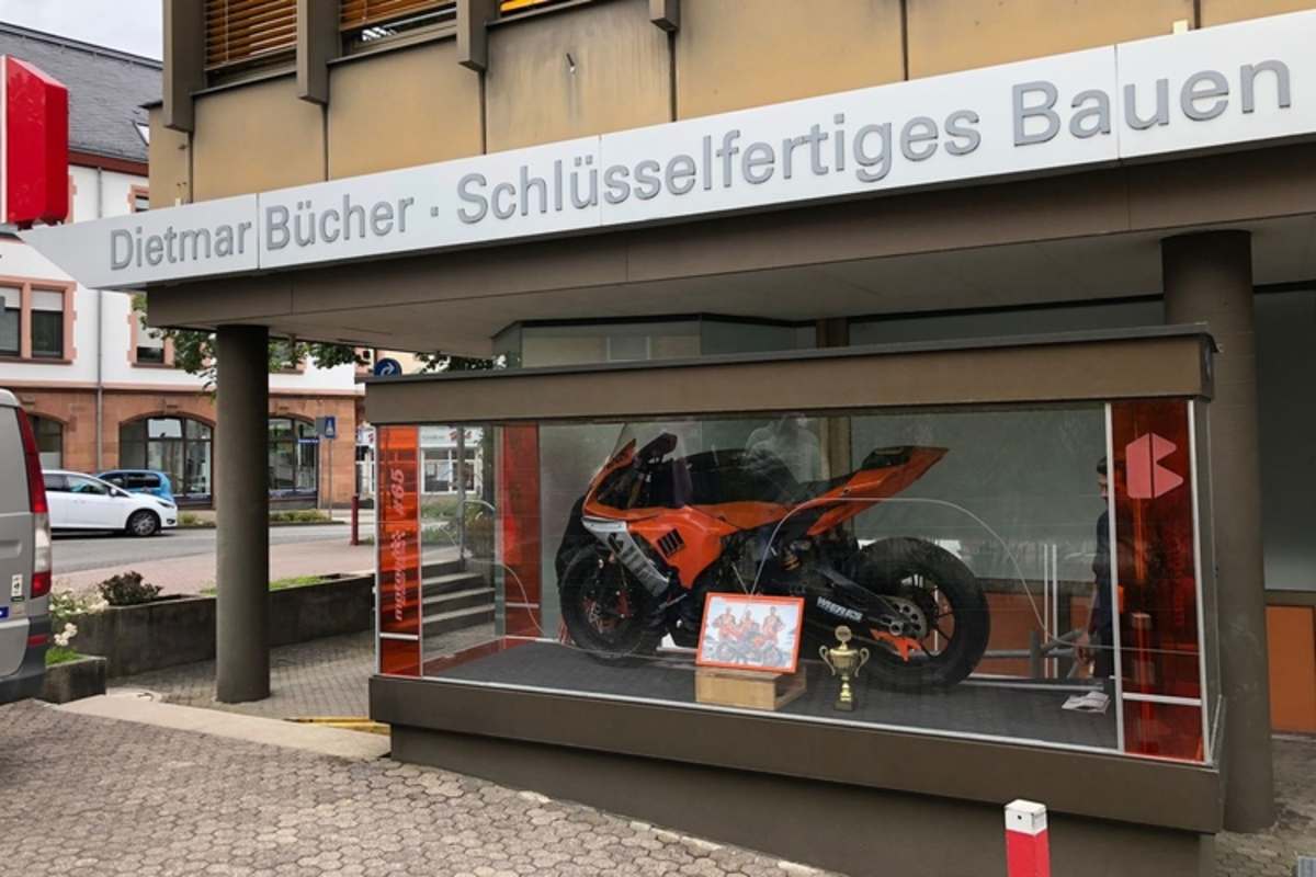Die Yamaha R1 aus dem Vorjahr beim Hauptsponsor