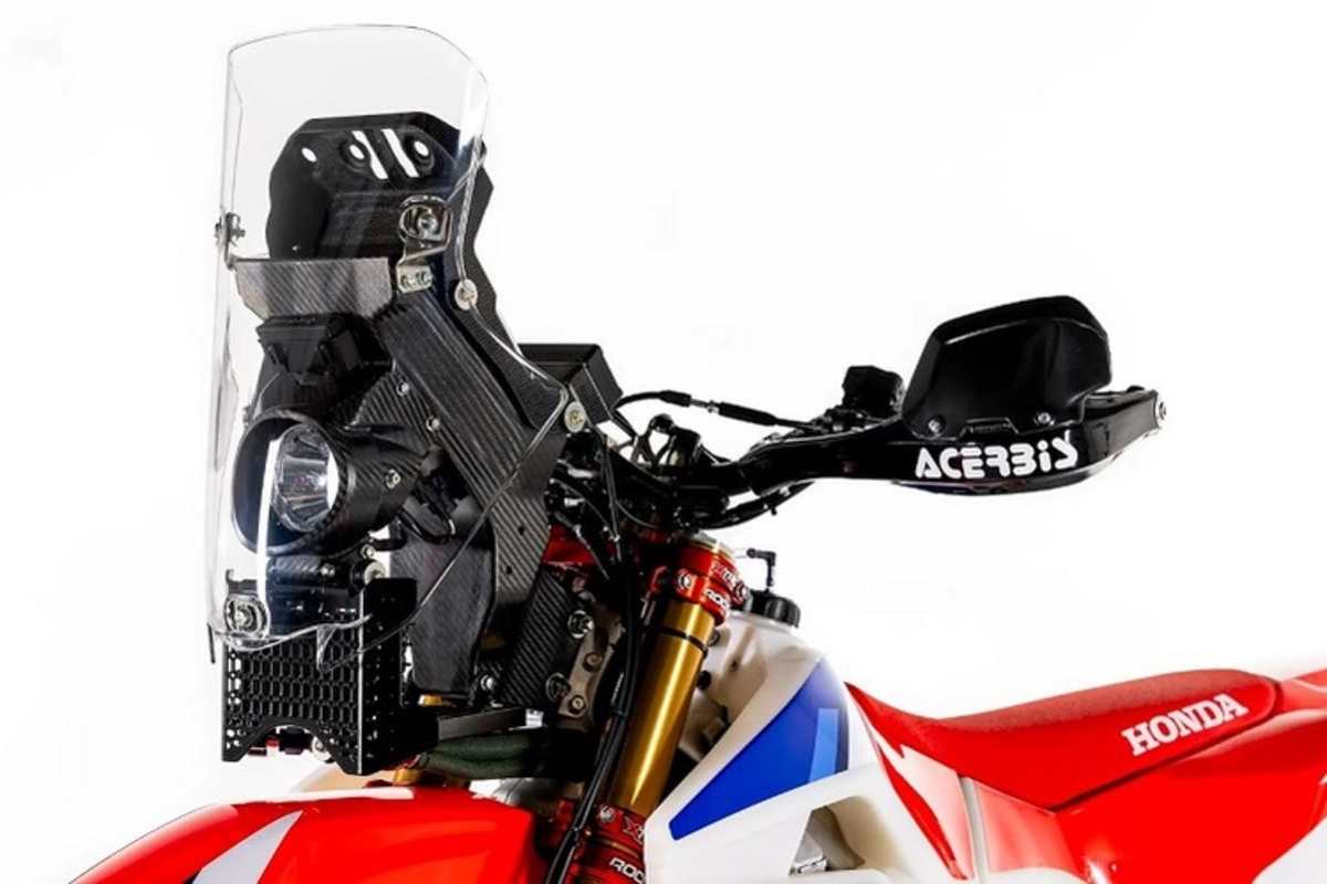 Navigationstower aus Karbon mit LED-Scheinwerfer und Ölkühler