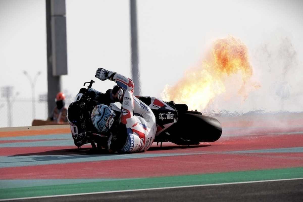 Showeinlage von Aprilia. Die RS-GP von Raul Fernandez speit nach einem Trainings-Crash Flammen in die Wüste