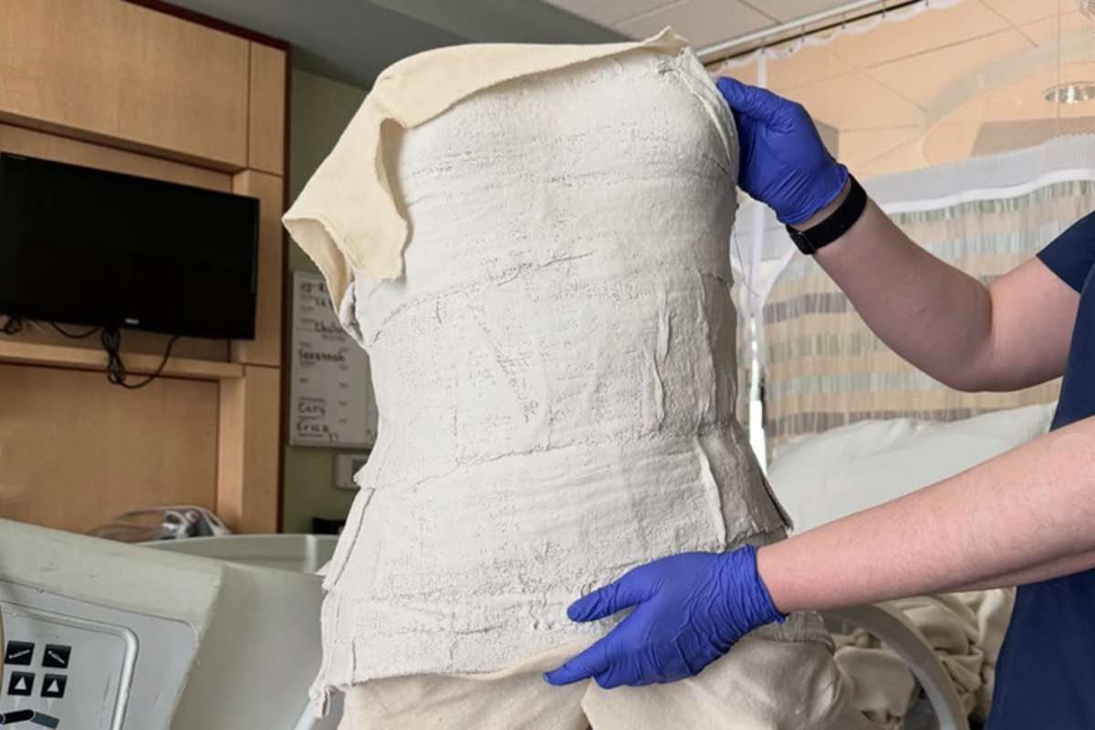 Kiah muss einen Gipsverband tragen