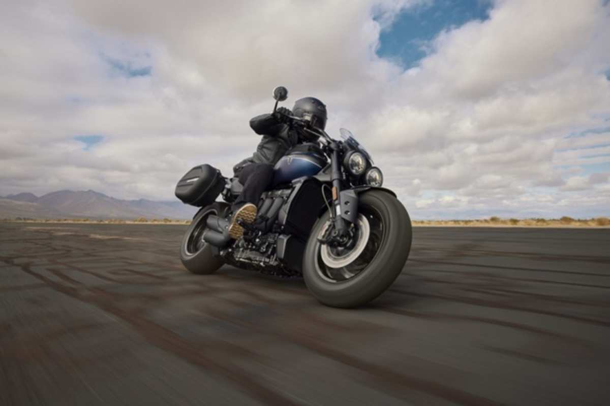 Triumph Rocket 3 Storm GT: Auch mit den Füssen voran kann man schnell unterwegs sein