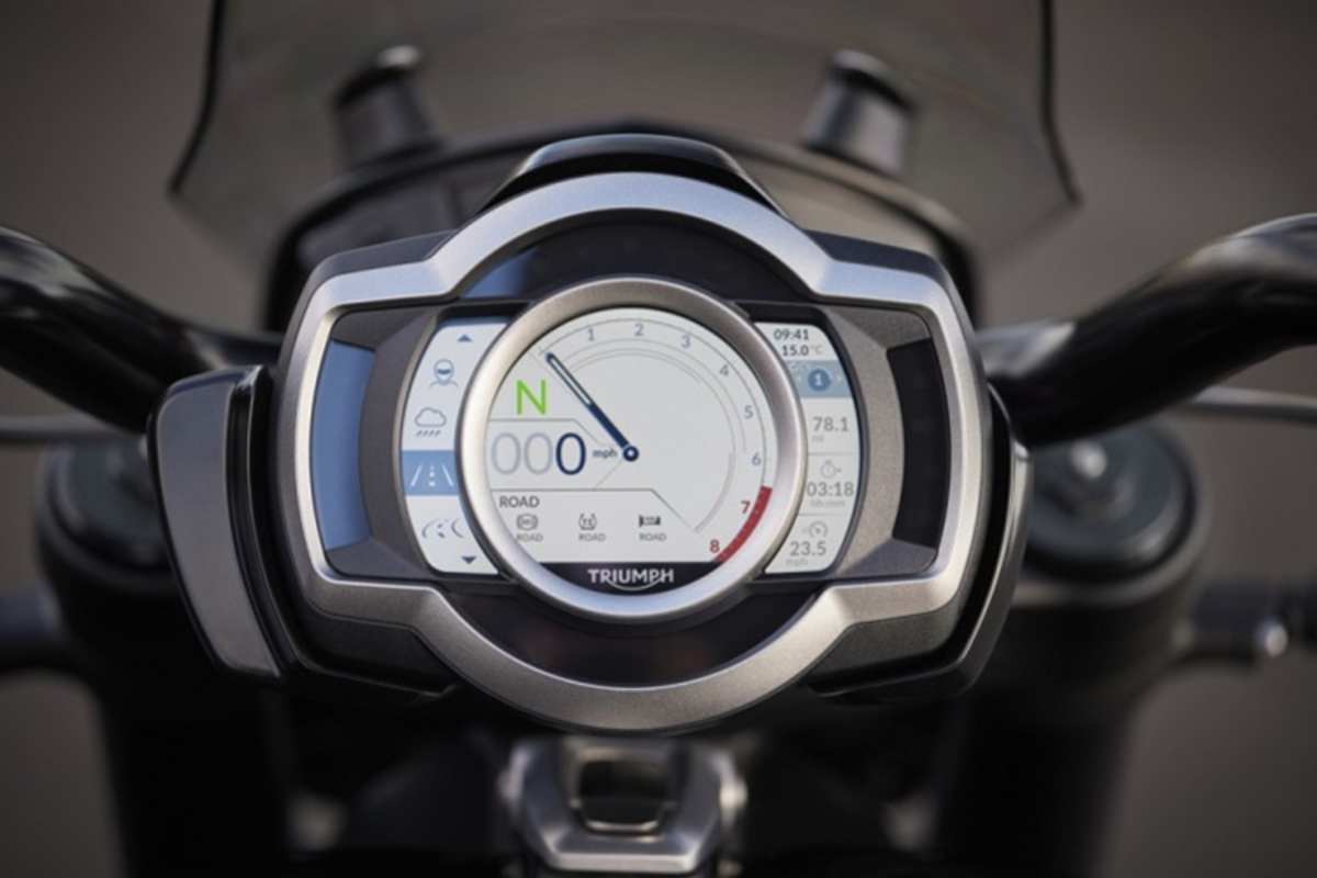 TFT-Display mit grosser Informationsdichte und analoger Drehzahl-Anzeige