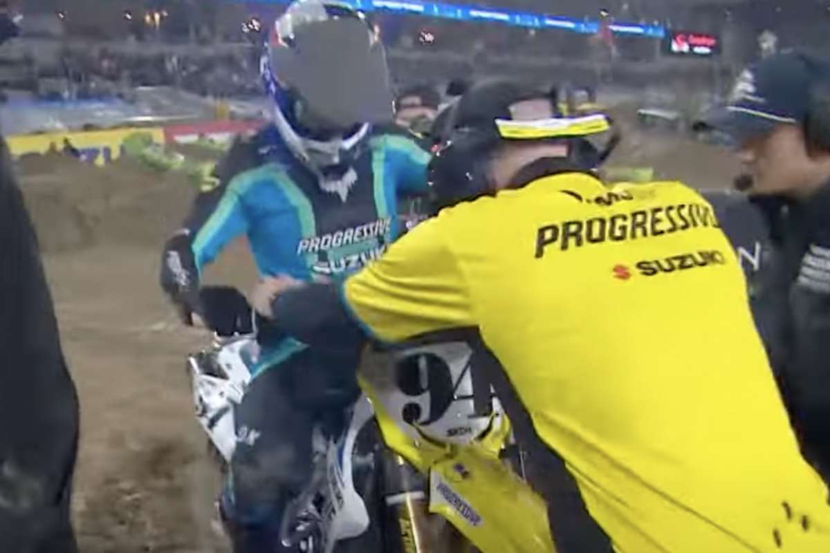 Ken Roczen musste nach seinem Crash die Box ansteuern