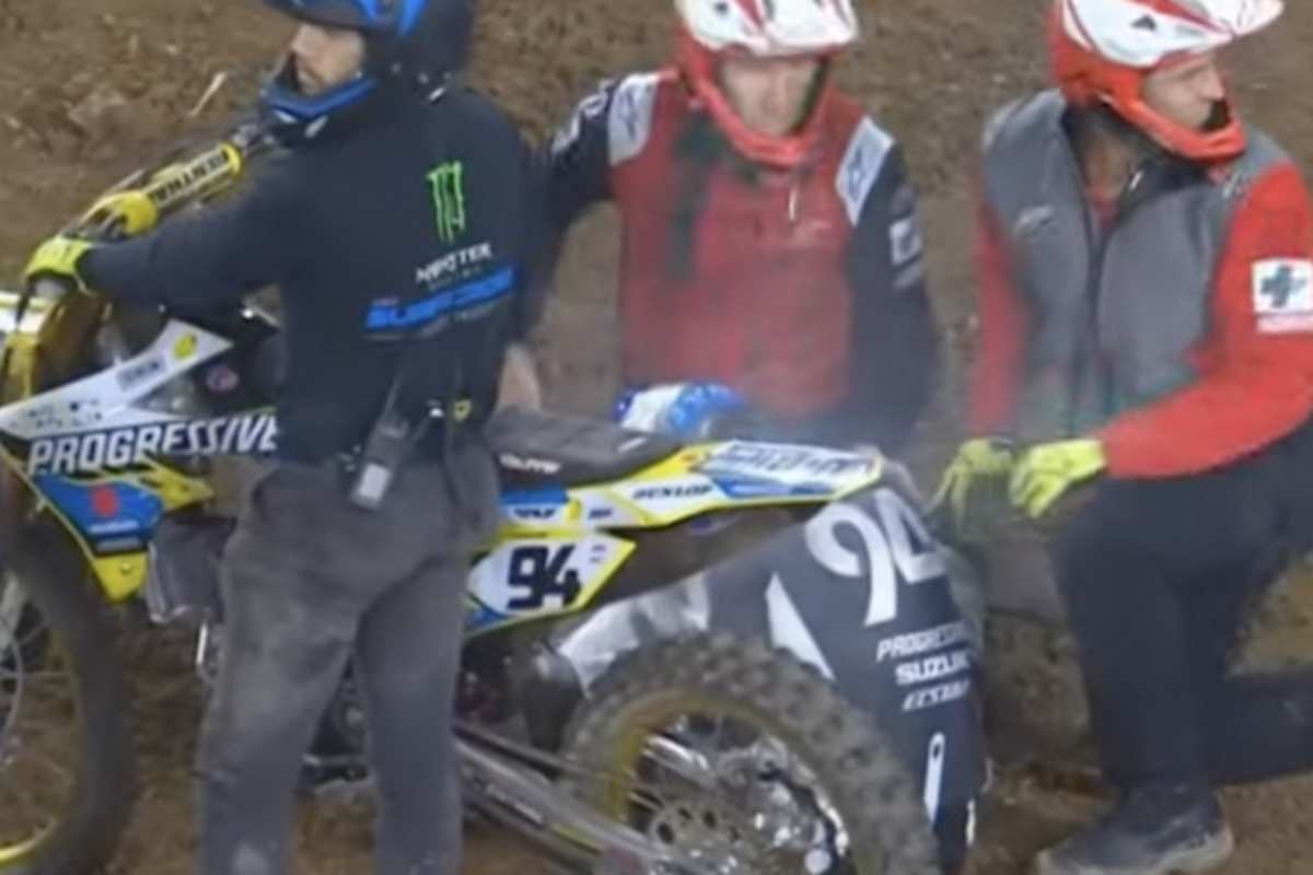 Roczen wird in Nashville von der Medical Crew versorgt