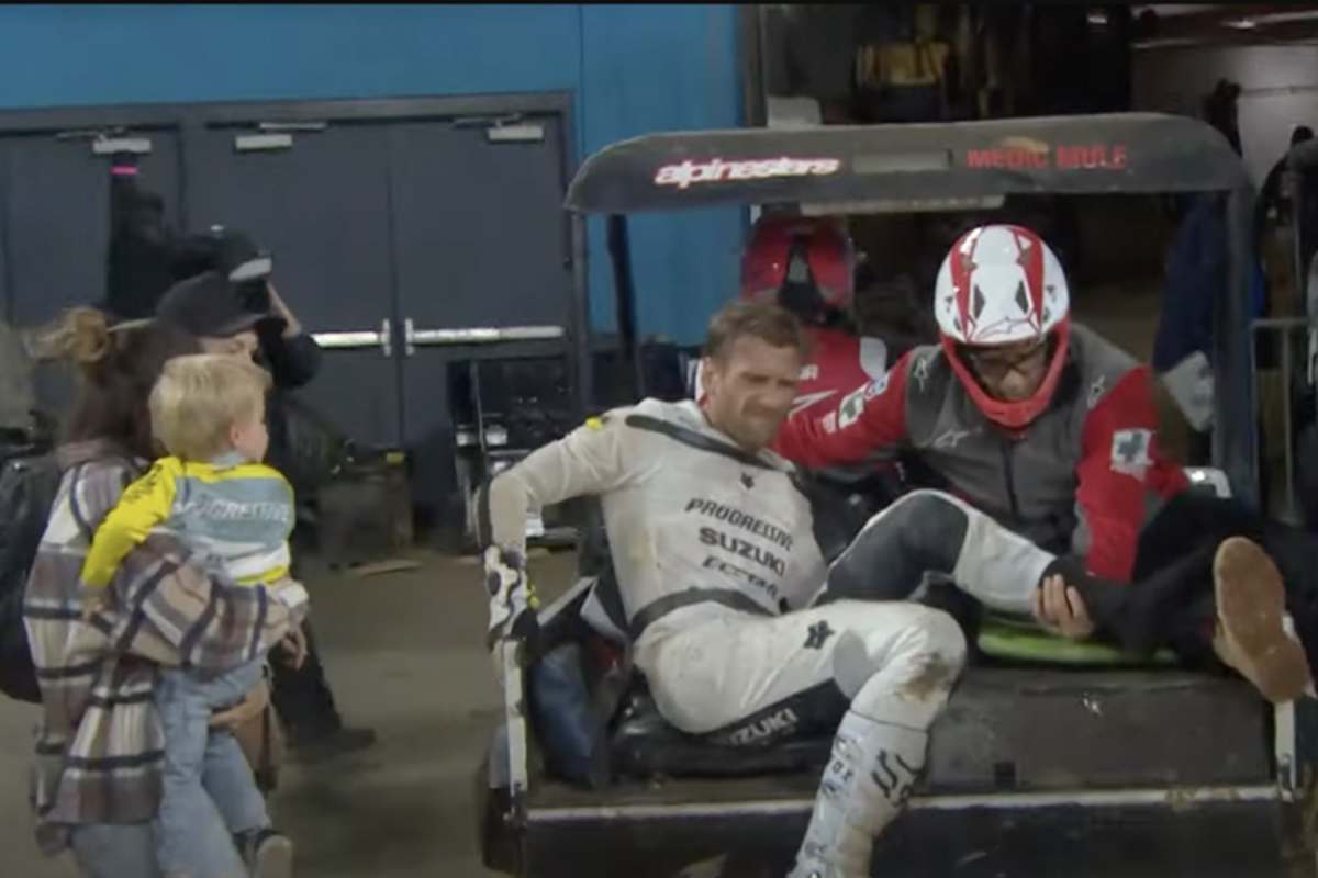 Ken Roczen wird aus dem Stadion gefahren