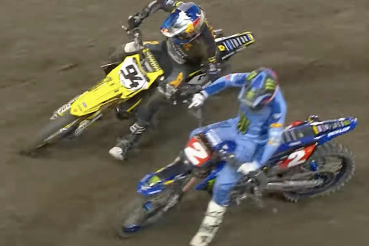 Webb setzt sich auf der Innenlinie gegen Roczen durch und geht in Führung