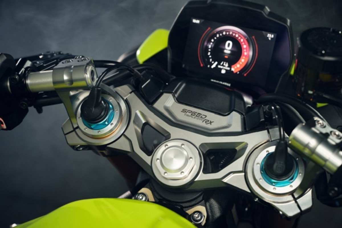 Gefräste Gabelbrücke mit angeklemmten Lenerstummeln und USD-Gabelrohre mit elektronischer Dämpfungseinstellung