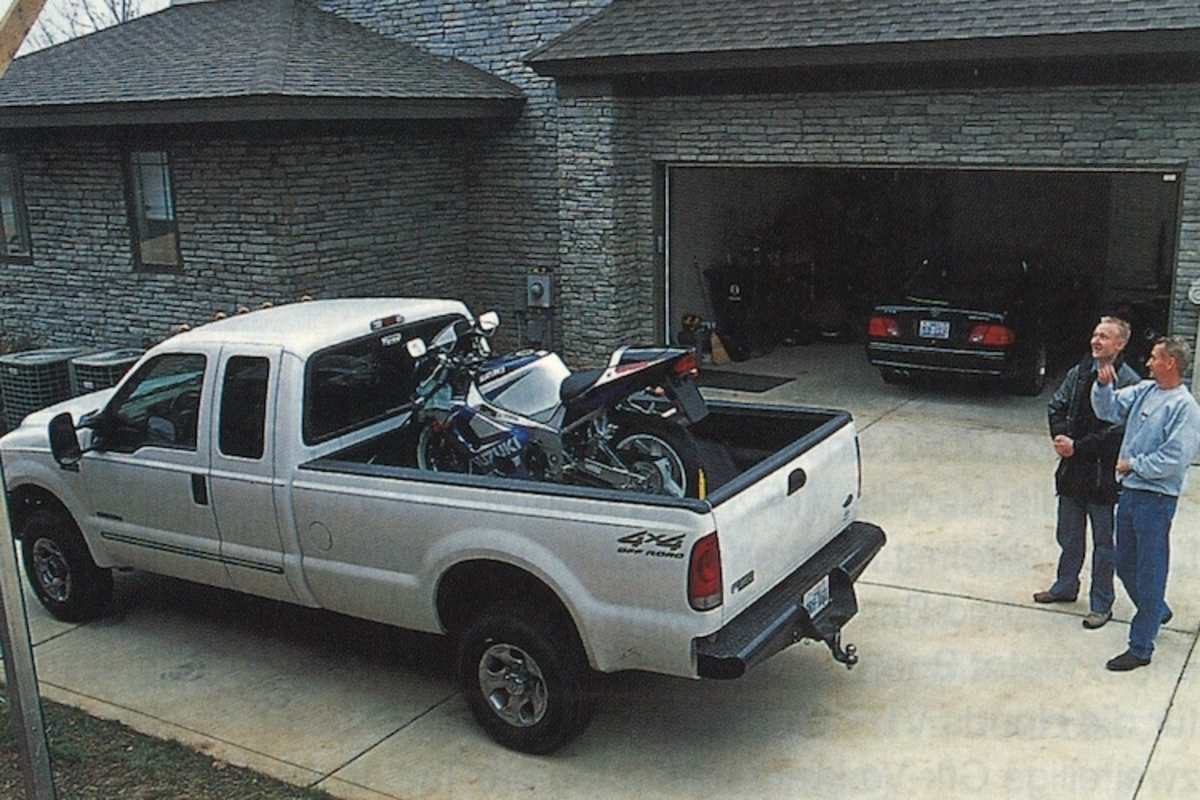 Bitte anpacken. Von Suzuki gab es für 2001 eine neue GSX-R 1000 für den Ex-Weltmeister – Fahrgestellnummer 34