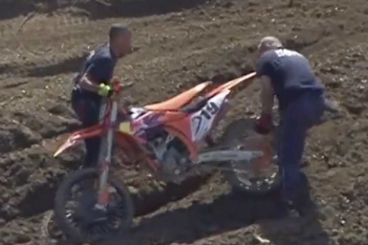 Die Streckenposten hatten Mühe, das Bike von der Strecke zu bringen