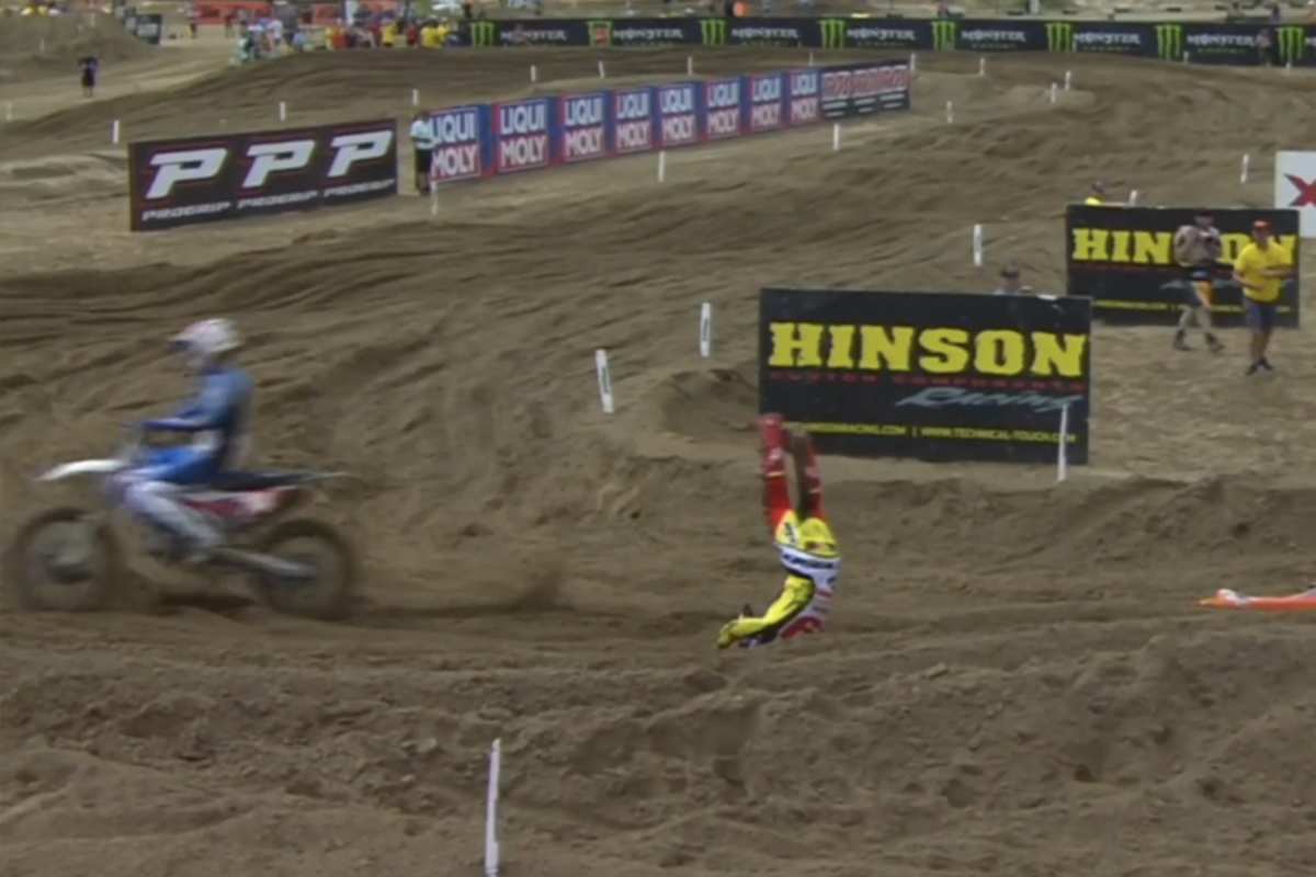 Sacha Coenen stürzt in Führung liegend, de Wolf zieht vorbei