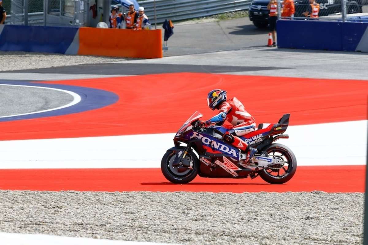 Stefan Bradl rollt auf der HRC-Maschine aus
