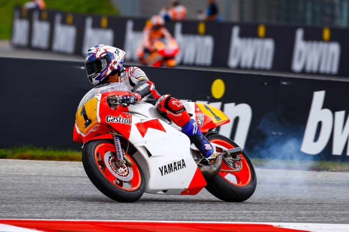 Gewaltiger Qualm aus der Vergangenheit: Andrea Dovizioso und die 500er-Yamaha von Eddie Lawson