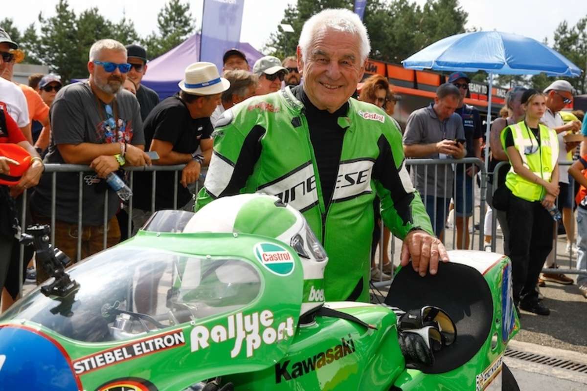 Grünes Gift: Toni Mang bewegte die WM-Sieger Kawasaki der 350er-Saison 1982