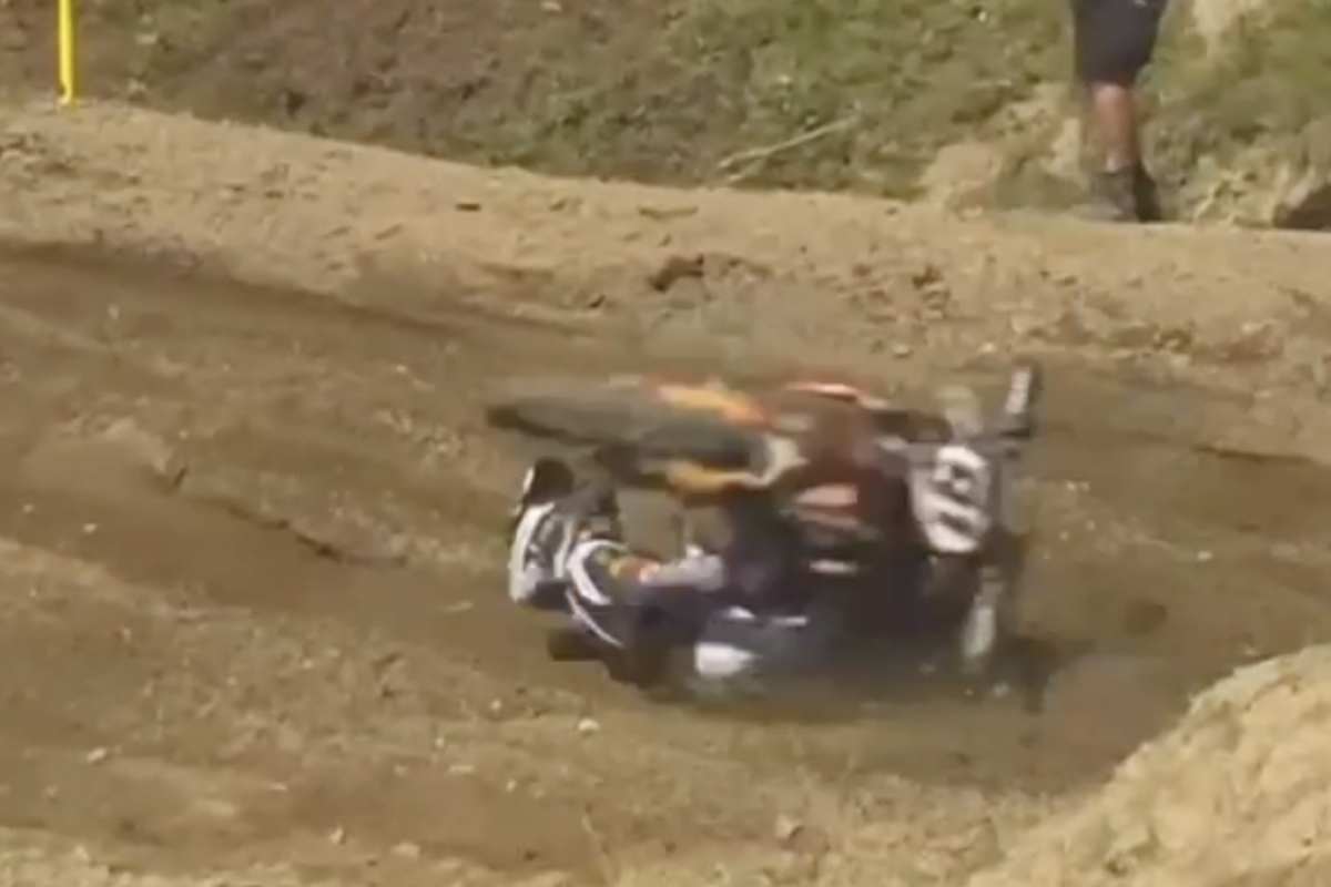 Jeremy Seewer wurde nach seinem Crash von seinem Motorrad getroffen