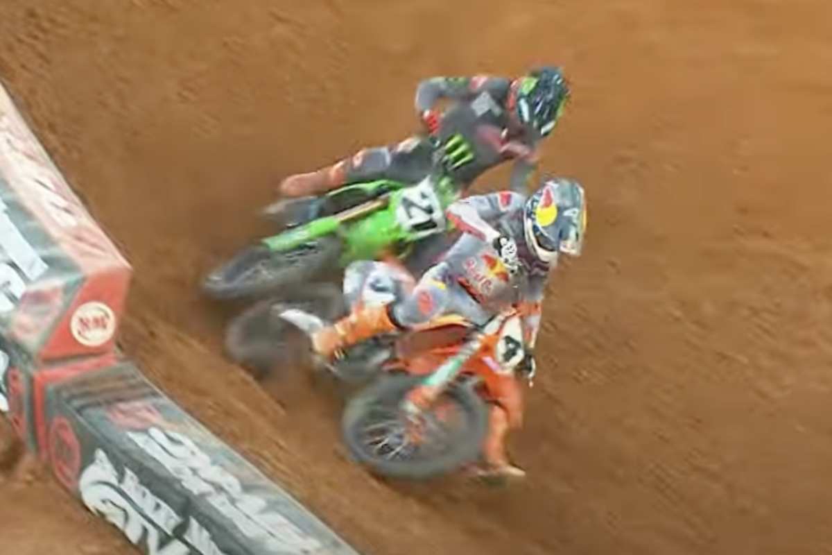 Sexton setzt sich mit einem Blockpass gegen Anderson durch