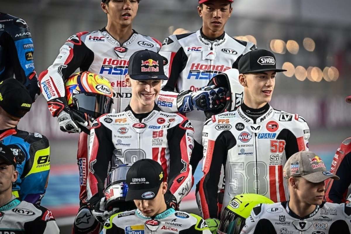 So schauen sie aus die neuen SIC58. Piloten. Filippo Farioli hat bereits ein Jahr WM-Erfahrung, Luca Lunetta (rechts) fährt seine erste volle Moto3-Saison 