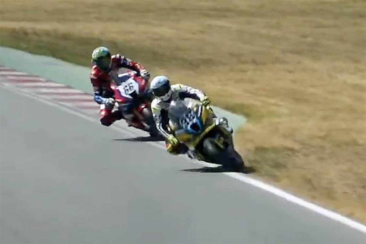 Soomer kommt mit dem Vorderrad aufs Gras