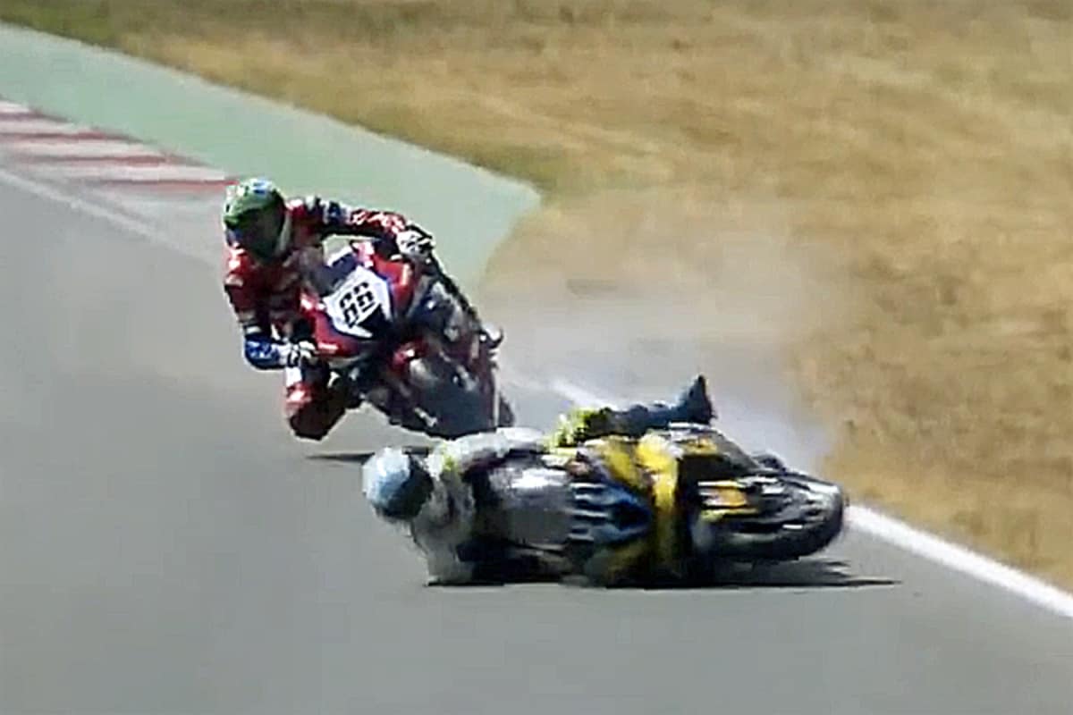 Dei Hand des Esten ist unter dem Lenker eingeklemmt