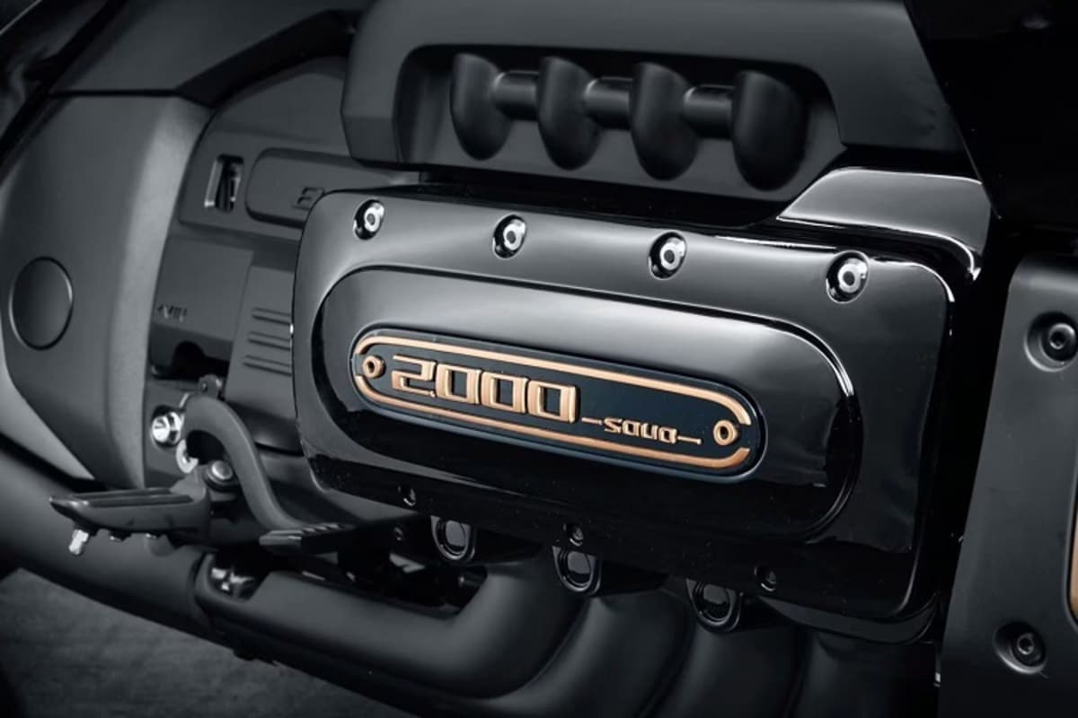 Ursprünglich war von 2500 ccm und 130 PS die Rede, nun verheissen die Ziffern auf den Ventildeckeln 2000 ccm