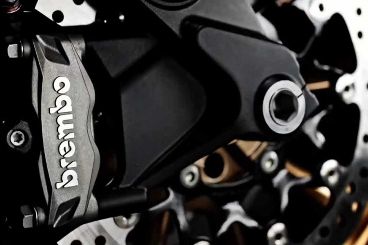 Radial verschraubte Vierkolbenzangen von Brembo verzögern das Vorderrad - das müsste reichen