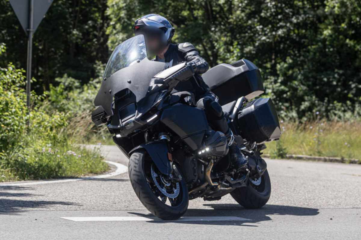 Futuristisches Design mit ausgeprägtem Windschutz: BMW R1300RT