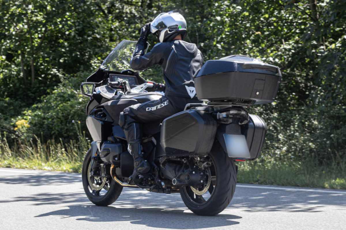 Der reichliche vorhandene Raum in der ausladenden Frontverkleidung wird für ein üppiges TFT-Display genutzt