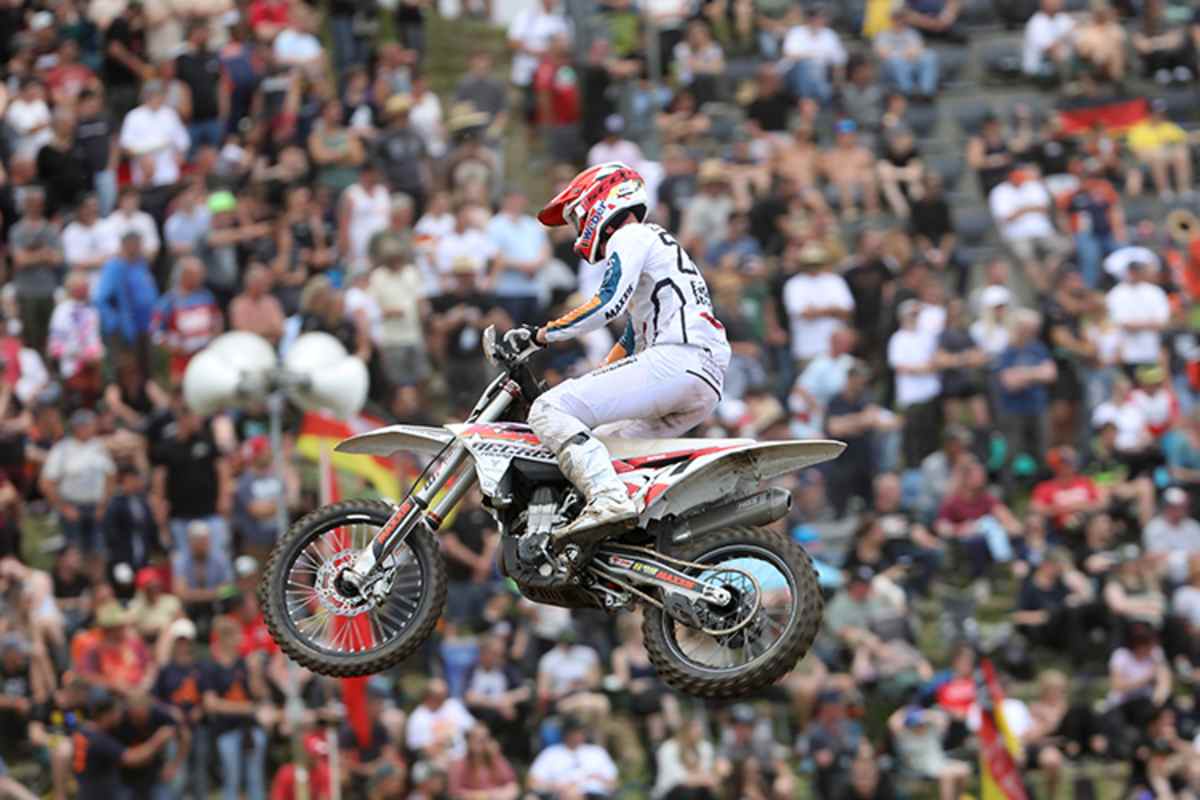 Maximilian Spies vor der Zuschauerkulisse im Talkessel