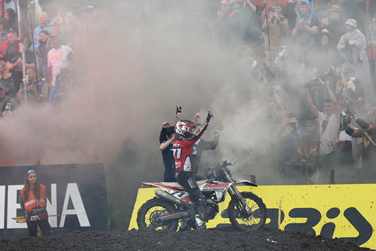 Maximilian Spies wird am Hang der Nationen gefeiert