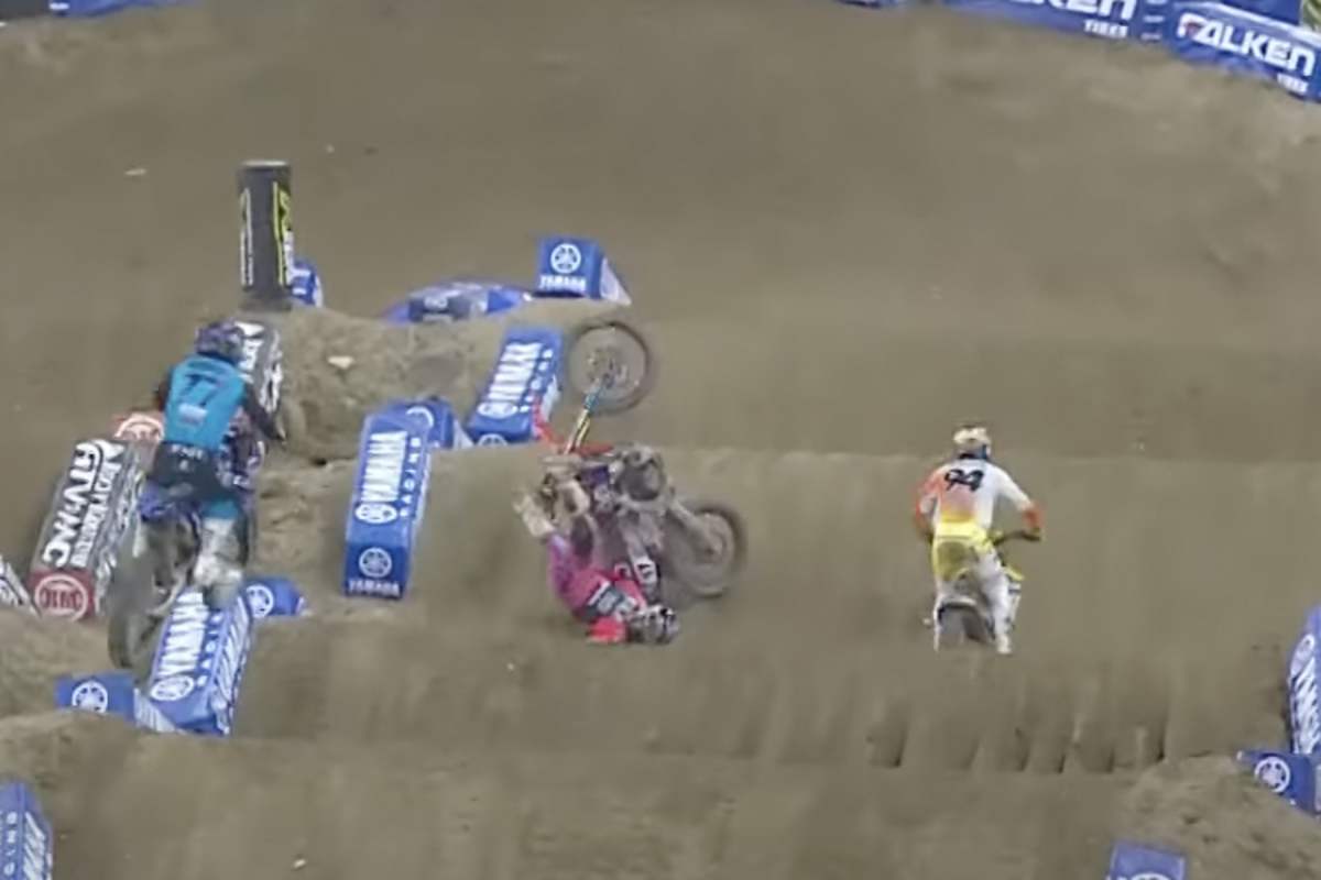 Joey Savatgy stürzt, Ken Roczen kann gerade noch ausweichen