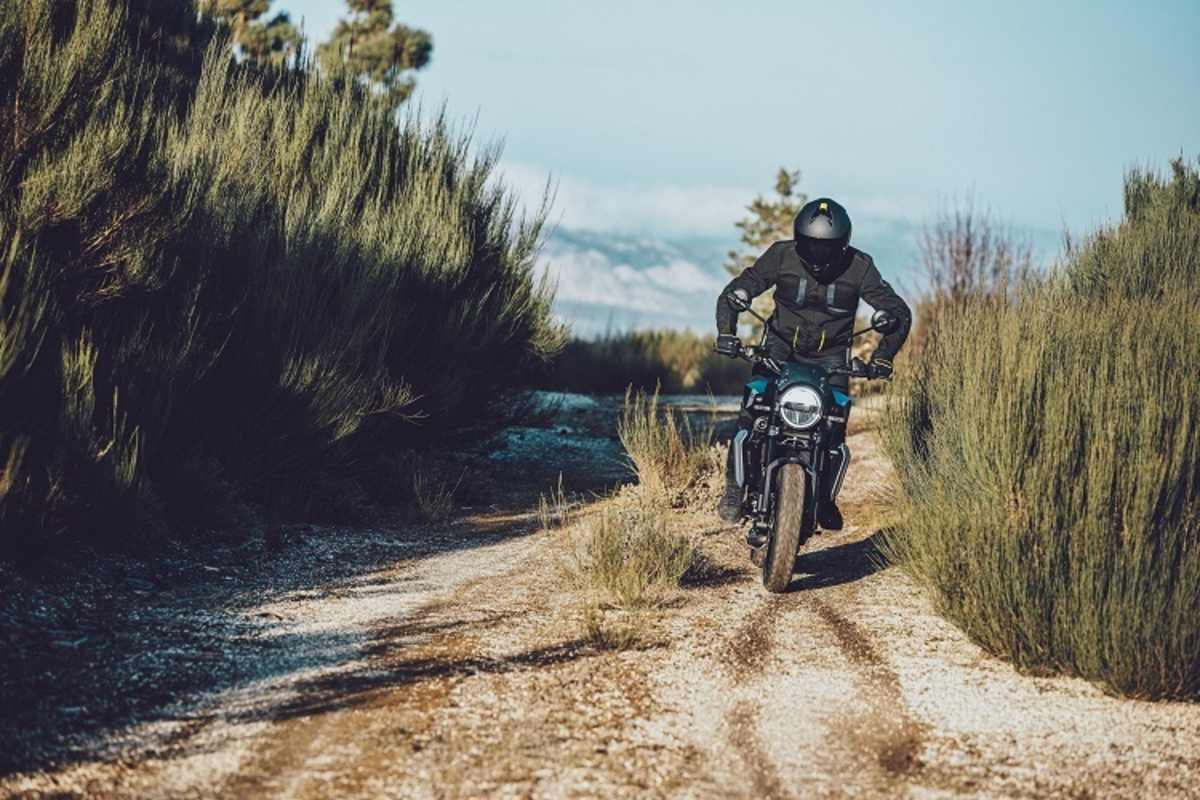 Mit den reichlich profilierten Pirelli MT60RS soll die Husqvarna Svartpilen 801 auch über unbefestigte Strassen surfen