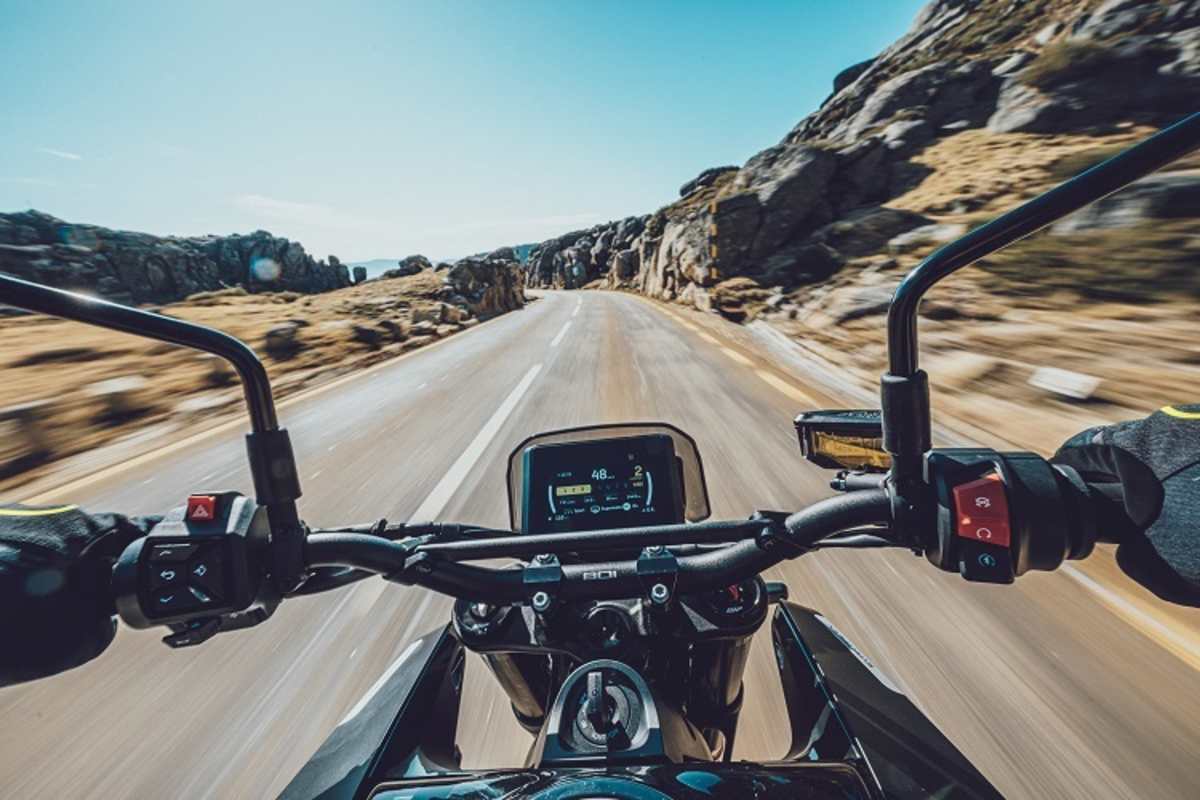 Geschraubte Lenkerstrebe, minimalistisches Cockpit, viel Schwarz - darum heisst sie auch Svartpilen, schwarzer Pfeil