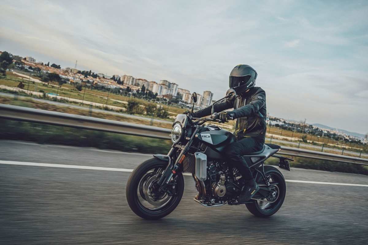 Design ist Geschmacksache - wer die eigenartige Front der KTM nicht mag, kann jetzt zur Husqvarna Svartpilen 801 greifen 