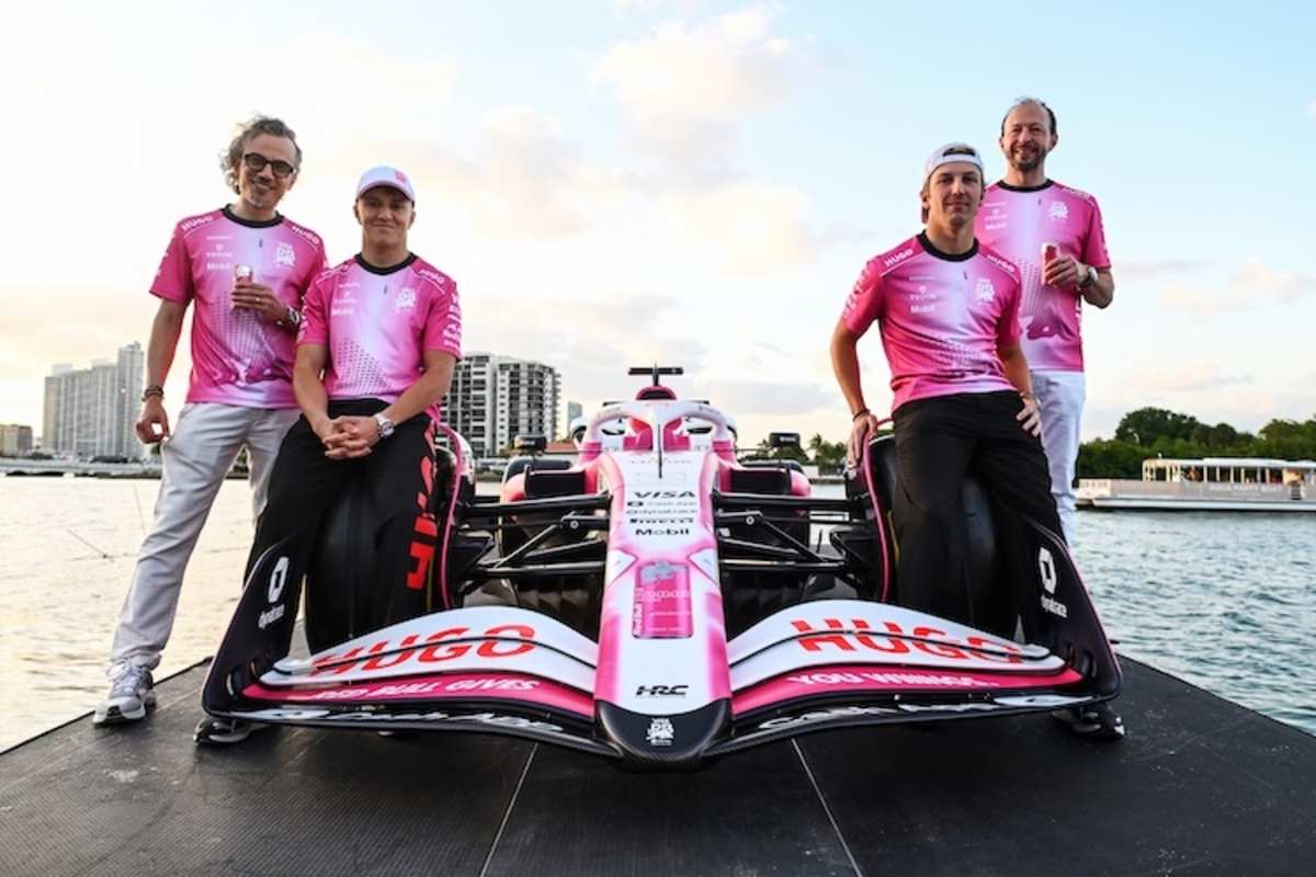 Die Teamführung und die beiden GP-Stars durften bei der Präsentation des neuen Looks nicht fehlen