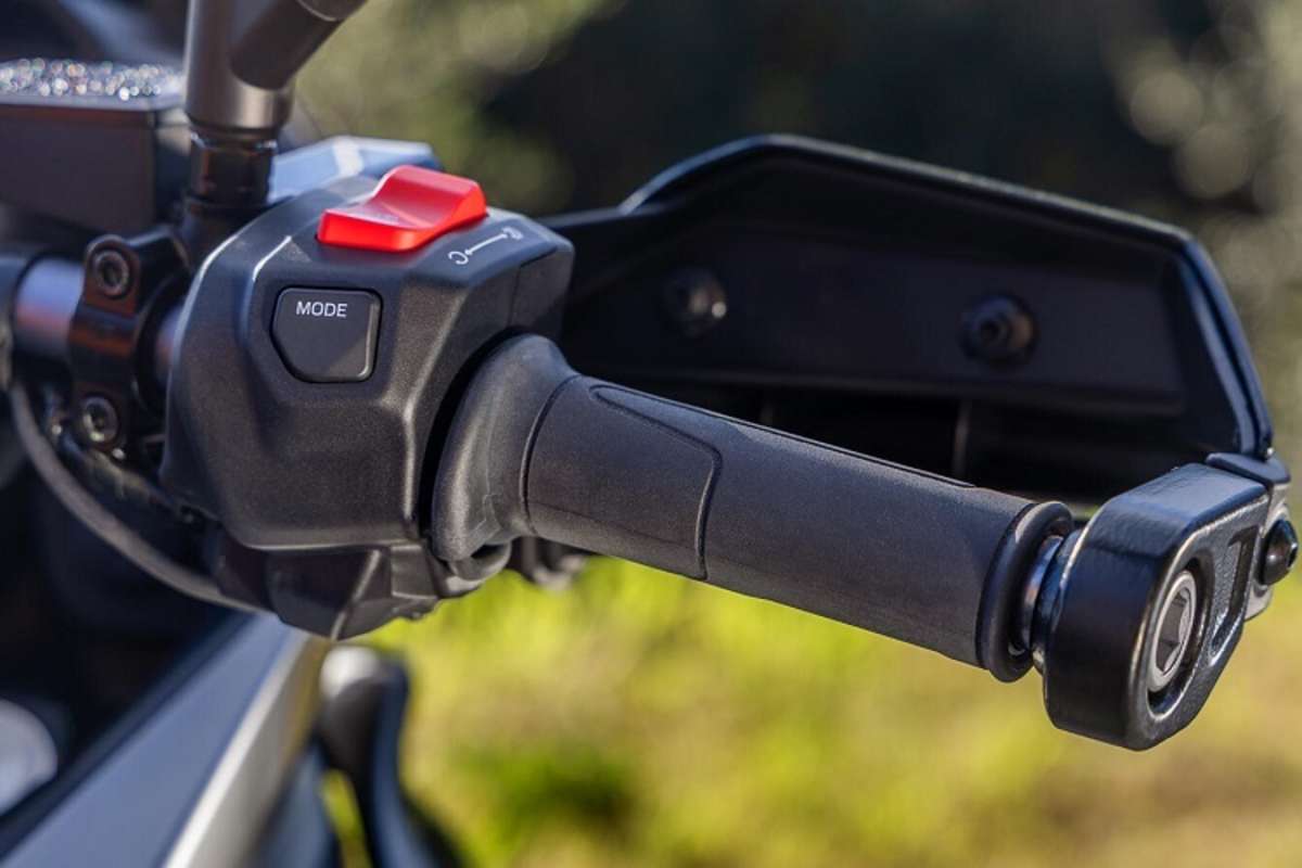 Neue Lenkerarmaturen und geschlossene Handprotektoren