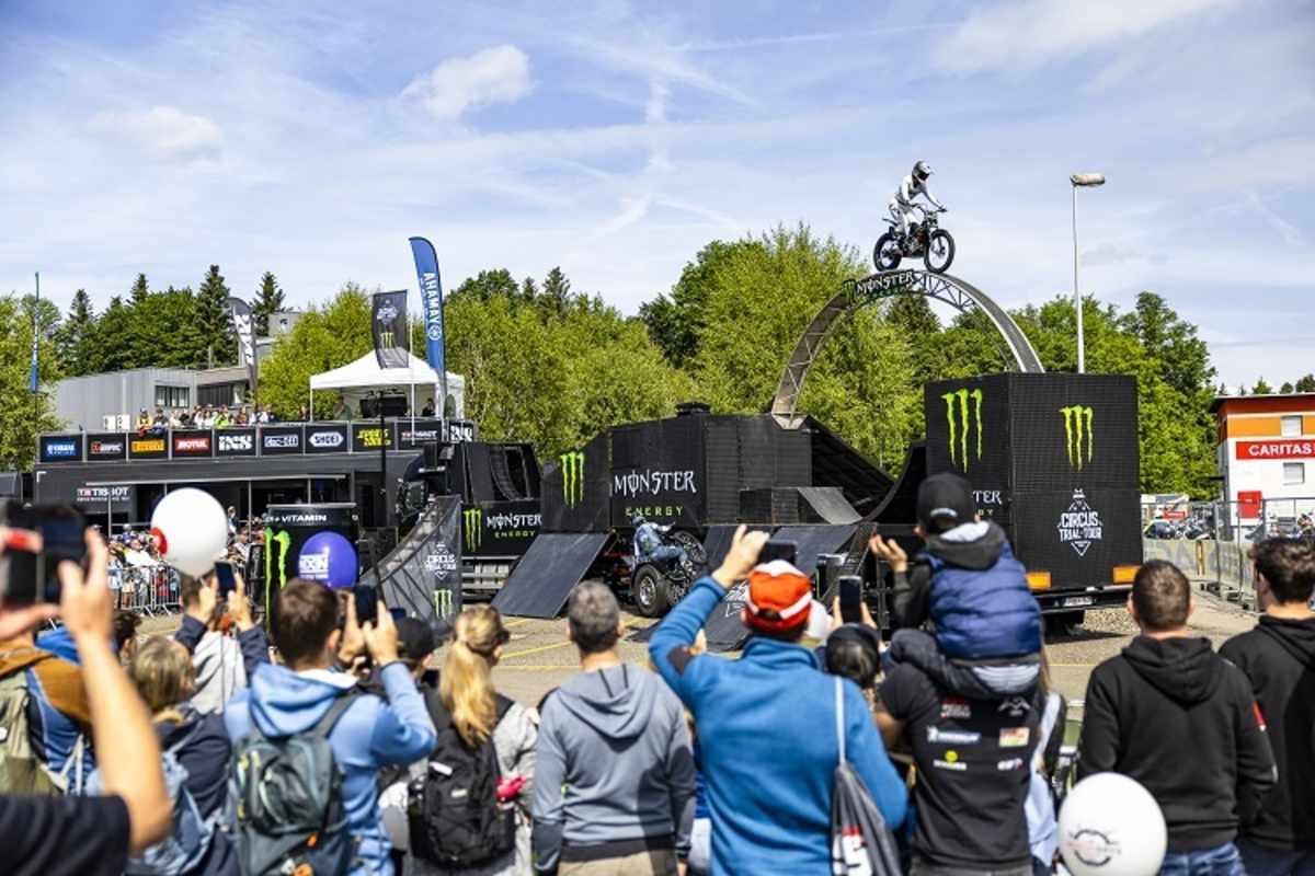 Mutprobe mit dem Trialmotorrad ohne Netz und doppelten Boden