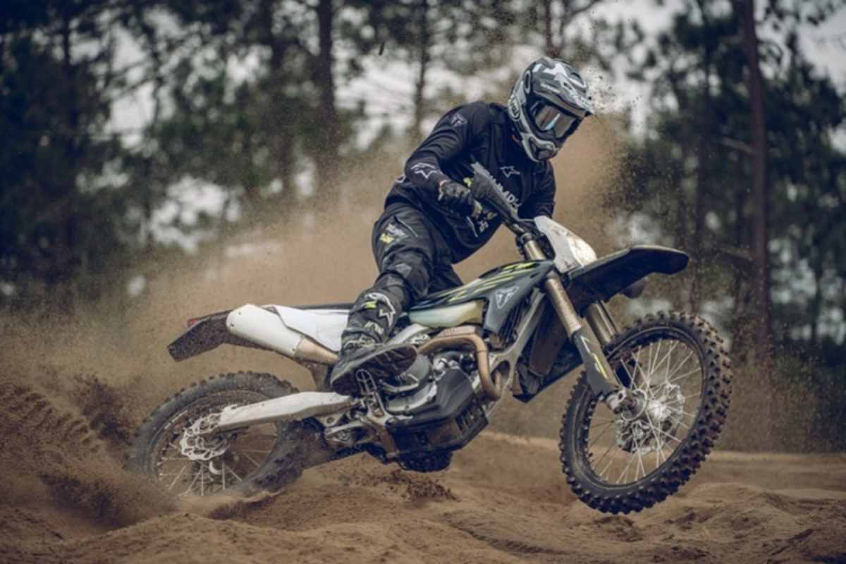 Triumph TF250-E: Optisch schon mal ein Debüt, das uns beinahe den Helm vom Kopf fegt