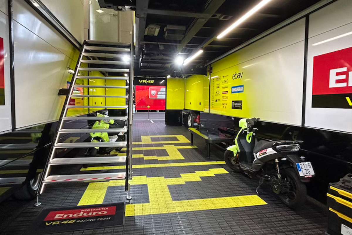 Hinter der Garage stehen Trucks, in denen unter anderem Büroräume sind