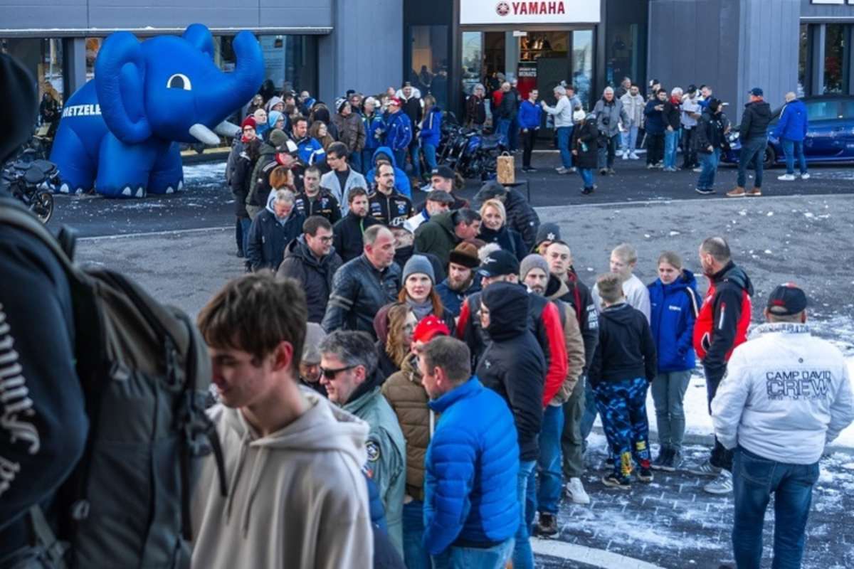 Warteschlange in winterlicher Kälte: Die TT-Fans stehen Schlange für die Autogramme ihrer Helden 