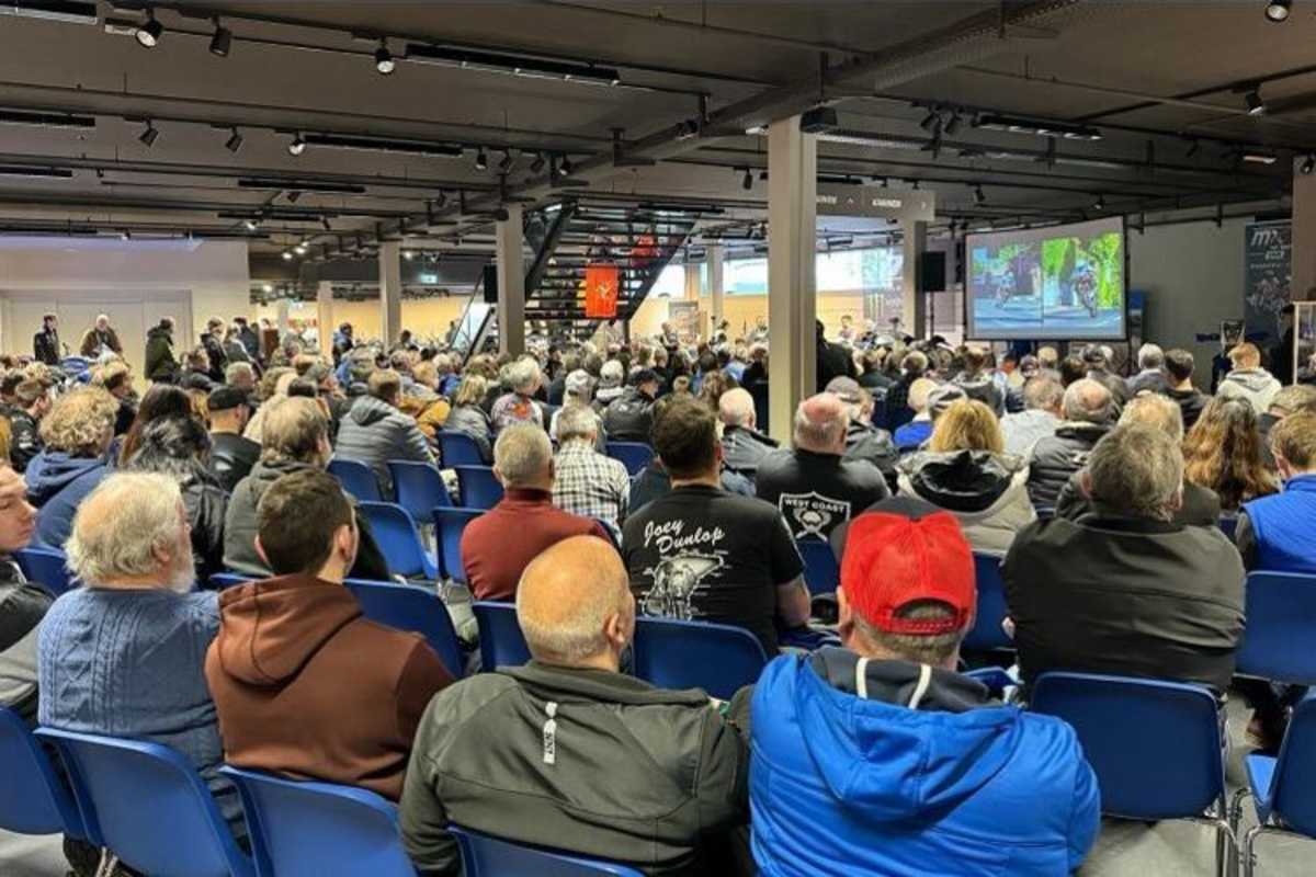 Da hört jeder gebannt zu: Peter Hickman kommentiert live seine Rekordrunde mit fast 220 km/h Schnitt