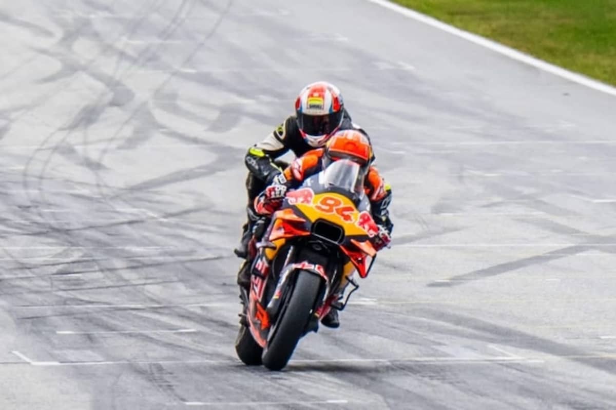 Jonas Folger und Matthias Walkner in Action mit dem KTM-RC16-Doppelsitzer