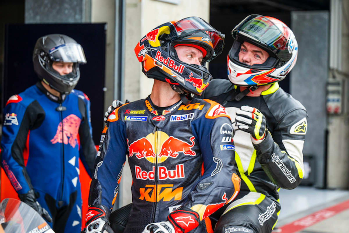 Matthias Walkner auf dem Rücksitz bei Jonas Folger