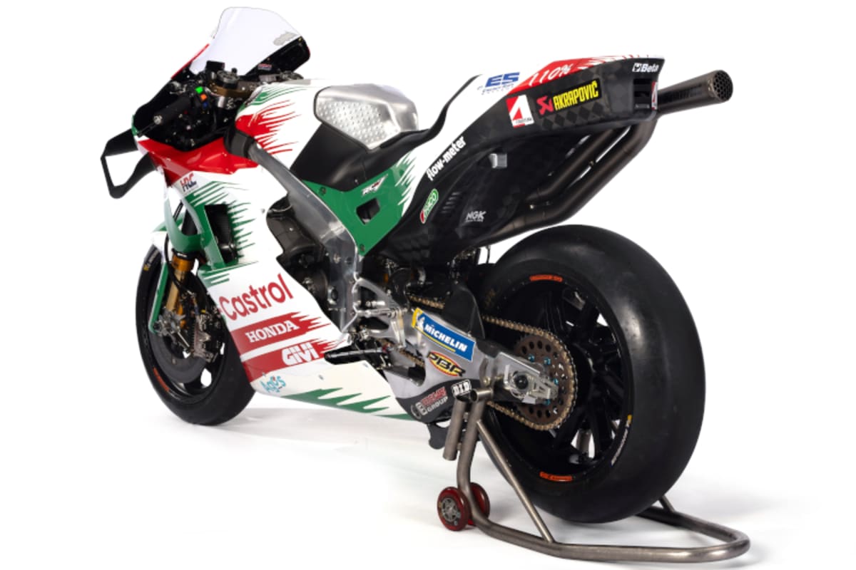 Die frisch lackierte RC213V in der Heckansicht