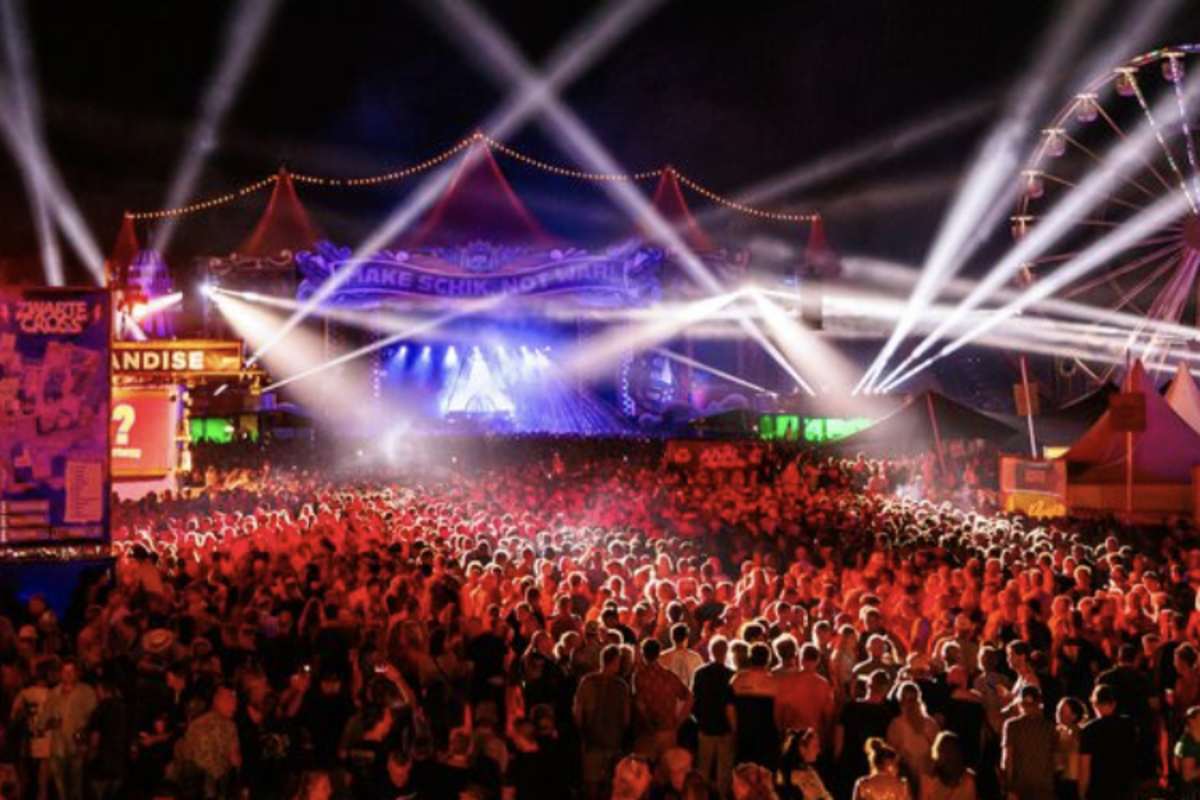 Die Hauptbühne auf dem Festivalgelände bei Nacht