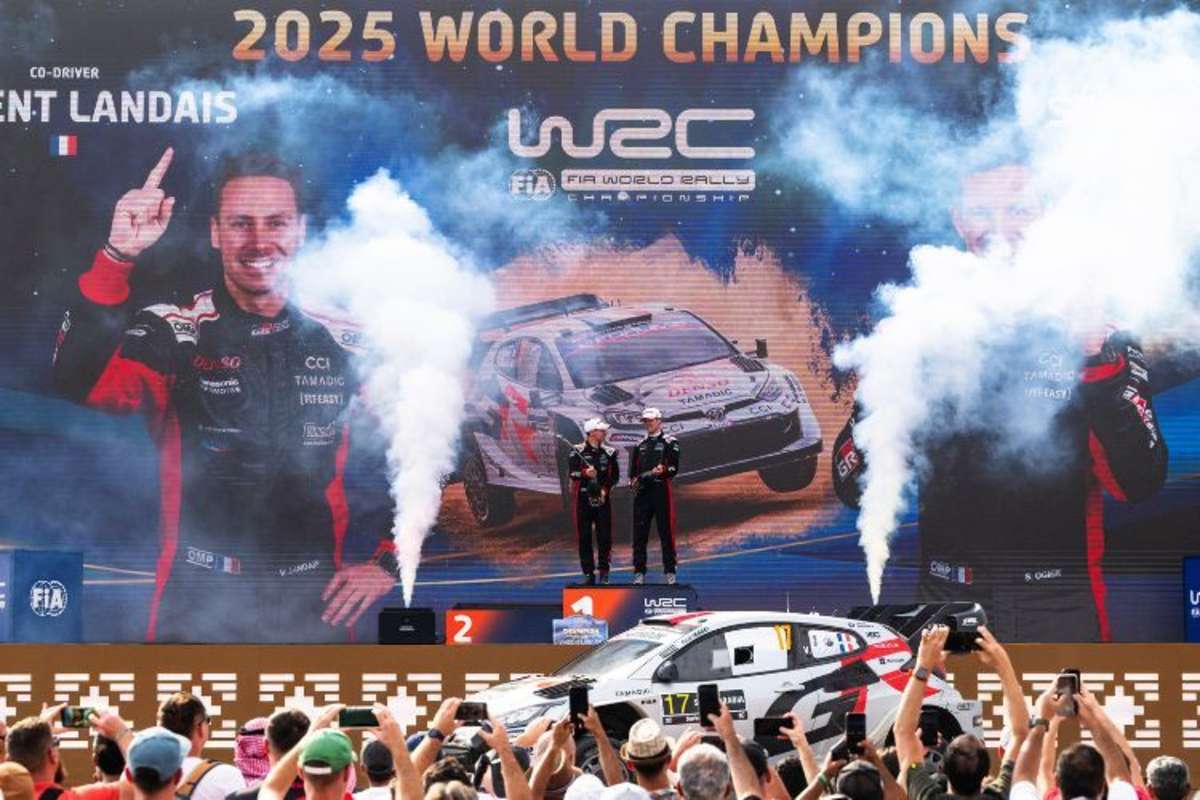 Nach 14 WM-Läufen und Platz drei bei der Rallye Saudi-Arabien: Weltmeister Sebastien Ogier und Landais beim Feiern