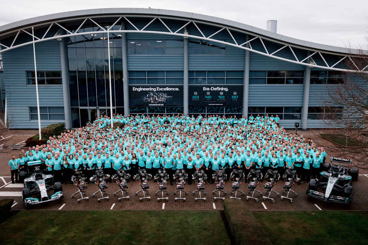 Gruppenfoto mit viel Power: Das ganze Team versammelte sich vor der Fabrik