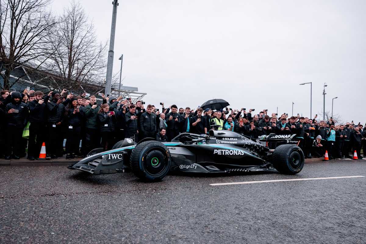 Trotz Regenwetter: Die Mercedes-Mitarbeiter freuten sich über die Demofahrt