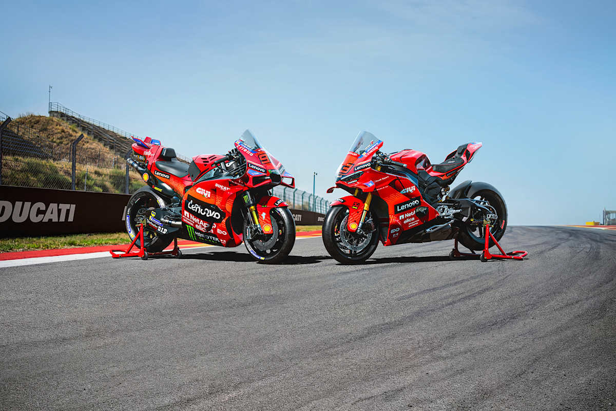 Kaum zu unterscheiden: MotoGP-Werksrenner (links) und die Panigale Replica