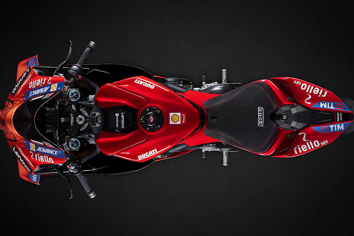 Kompakt und schmal, und unter dem Tank ein V4 mit 1103 ccm